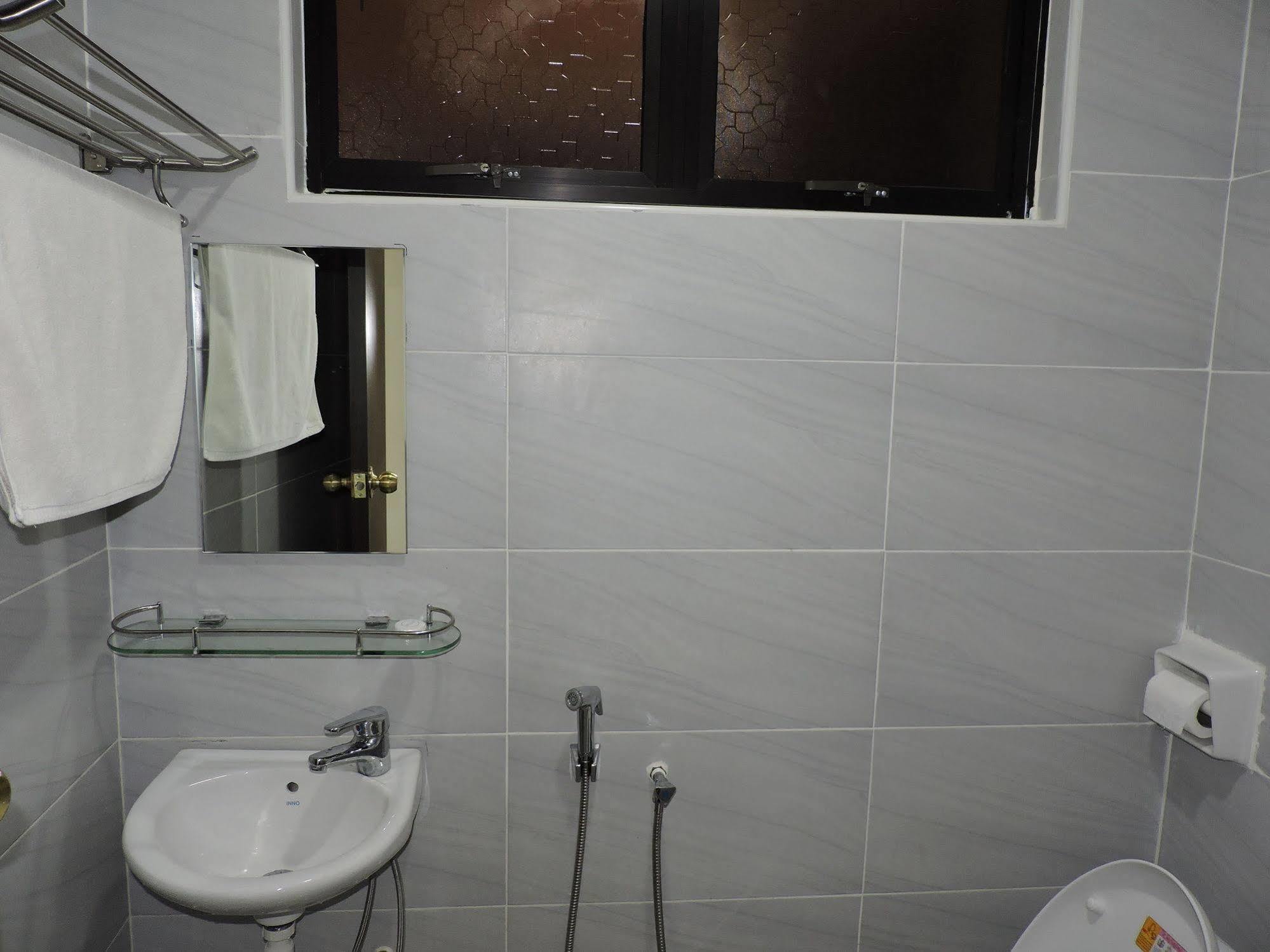 Merlin Hotel Penang George Town Esterno foto